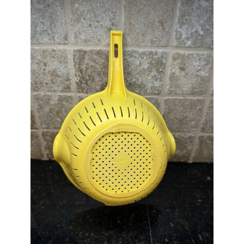 Vintage Rubbermaid Yellow Plastic Colander Strainer Kitchen Retro USA